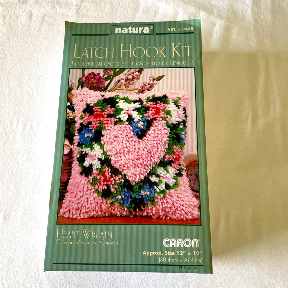 Caron Floral Heart Wreath Latch Hook Kit P435 Pillow/wall Hanging 12”